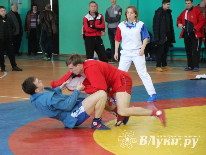 В Великих Луках - время жарких схваток