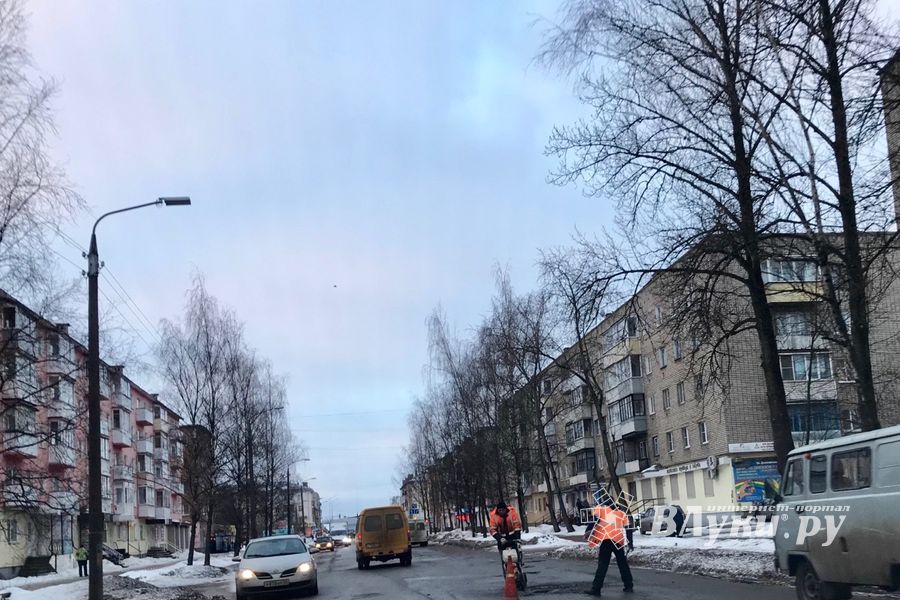 В ожидании реконструкции на ул. Дьяконова ставят «заплатки»(ФОТО)