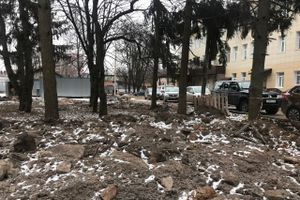 В Великих Луках приводят в порядок территорию Хирургического корпуса больницы (ФОТО)