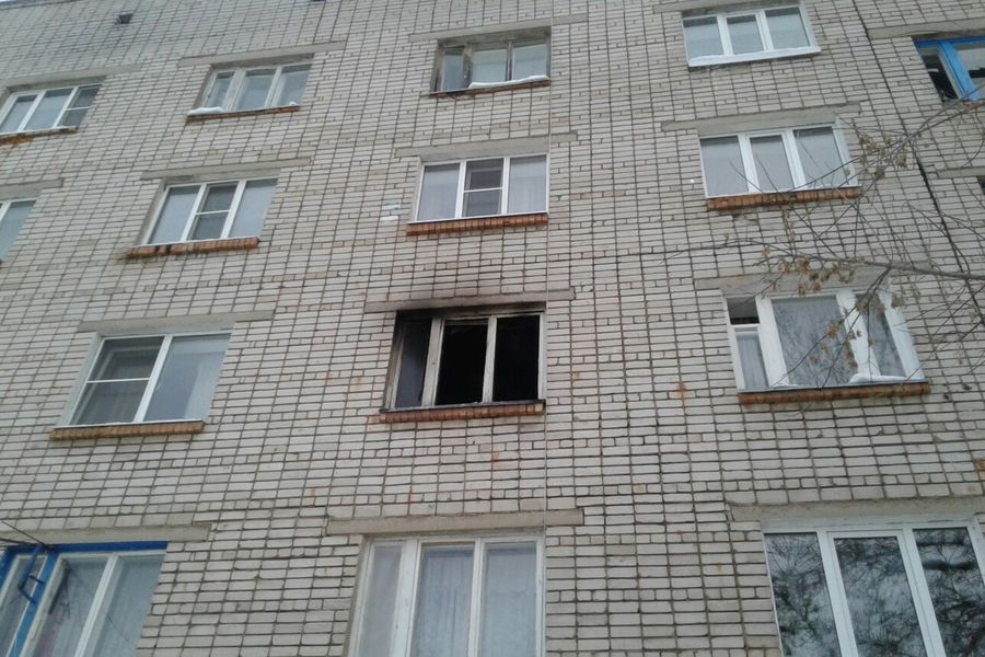 На улице Витебской в Великих Луках произошёл пожар в многоквартирном жилом доме (ФОТО)