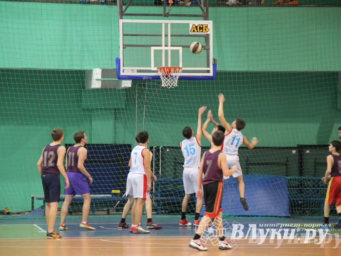 В Великих Луках прошли финальные игры муниципального этапа «КЭС-Баскет» (фото)