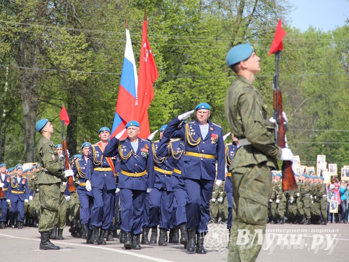 Парад Победы в Великих Луках (фото)