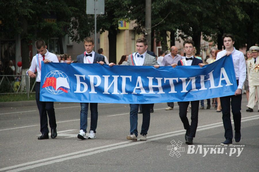 Великолукской «Бригантине» пришлось поплавать под дождём (ФОТО)