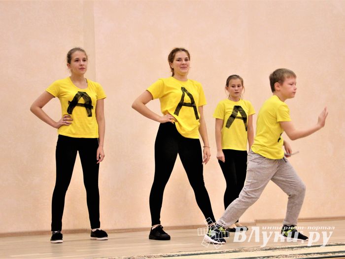 В Великих Луках ученики школы №13 поздравили своих педагогов (ФОТО)