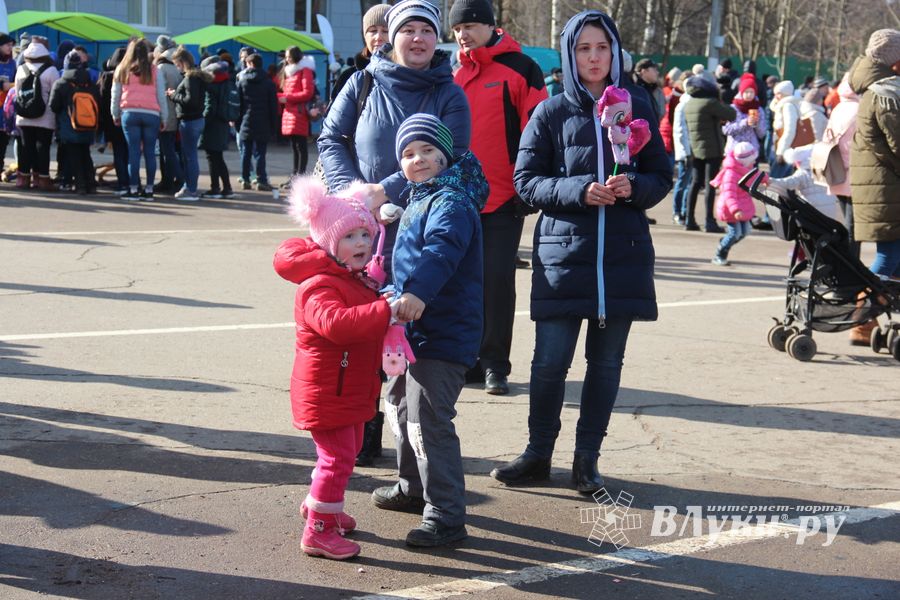 В Великих Луках широко отметили Масленицу (ФОТО)