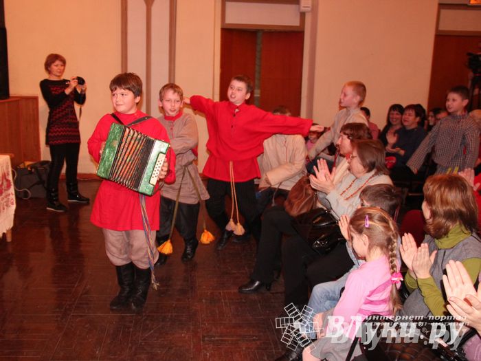 Рождественский концерт ансамбля «Заряница» прошел в Великих Луках (фото)