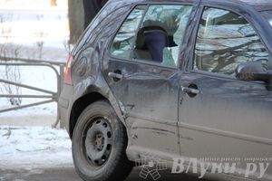 Из-за аварии в центре Великих Лук затруднено движение (фото)