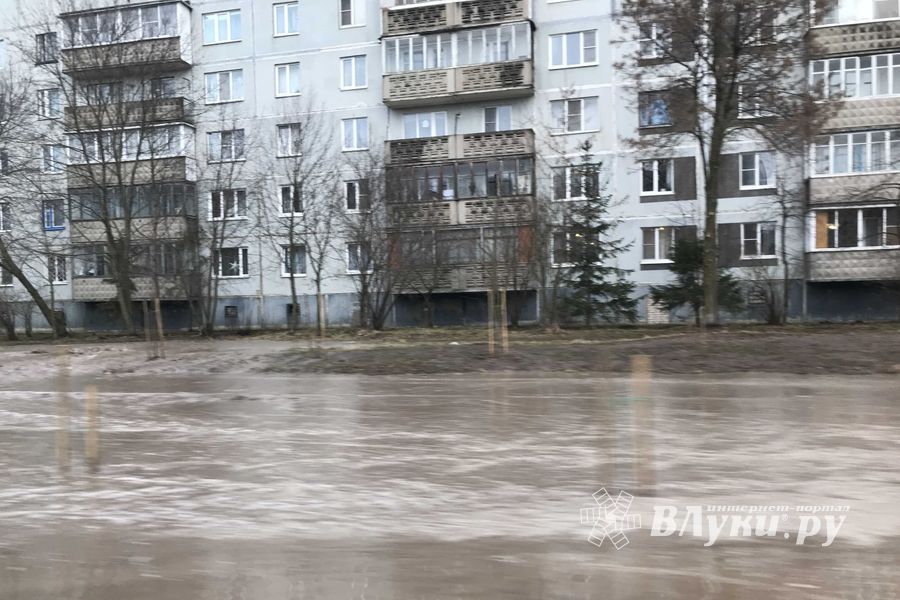 На улице Гражданской прорвало трубу (ФОТО; ВИДЕО)