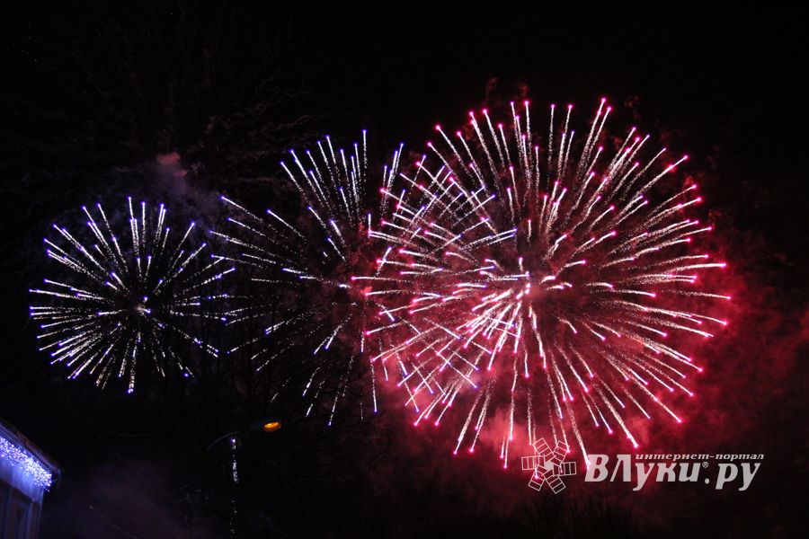 В Великих Луках зажгли Ёлку (ФОТО)
