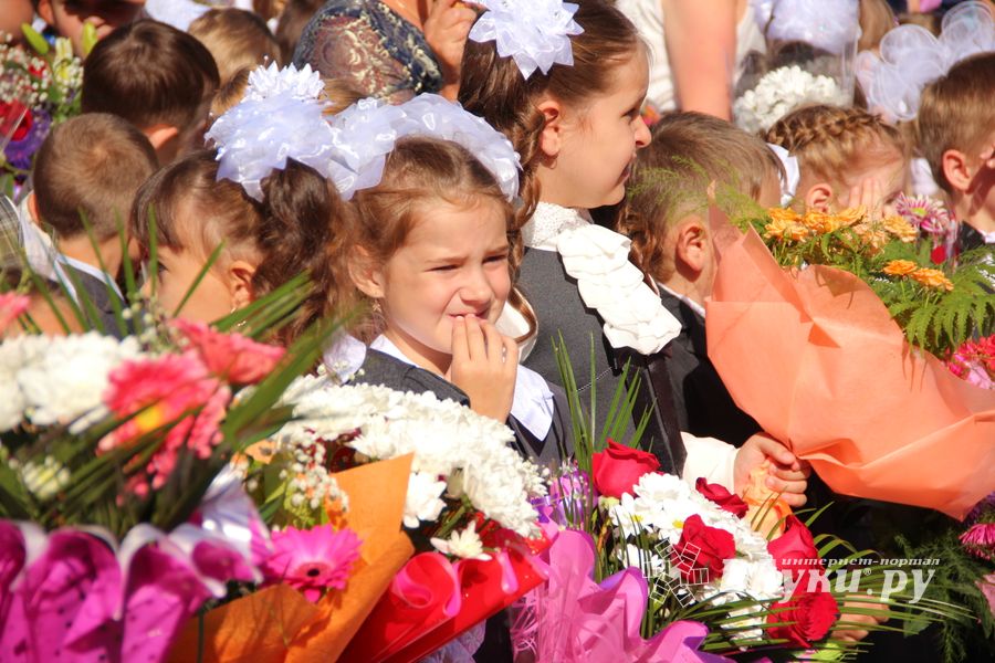 Самую многочисленную школу Великих Лук пополнили 116 первоклассников (ФОТО)