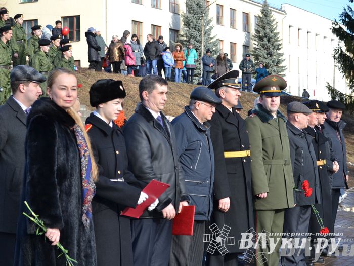 День защитника отечества в Великих Луках отметили памятным митингом и салютом
