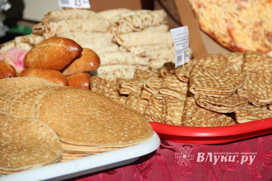 В Великих Луках широко отметили Масленицу (ФОТО)