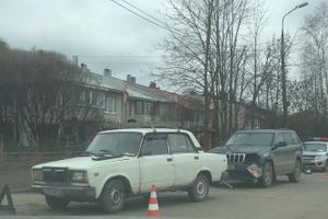 В Великих Луках столкнулись ВАЗ и Джип (фото)