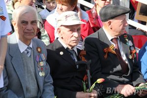 Парад Победы в Великих Луках (фото)