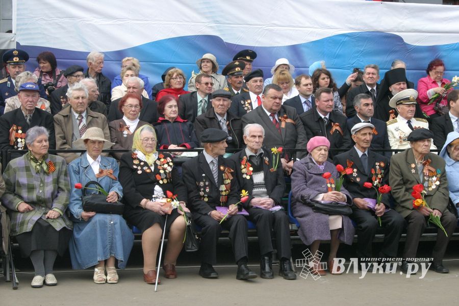 В Великих Луках прошел Военный парад