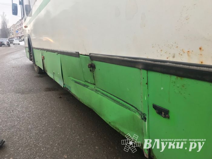 Неработающий светофор — виновник ДТП и хаоса на перекрёстке (ФОТО)