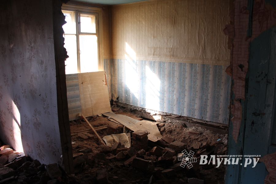 В Великих Луках сносят бараки (ФОТО)