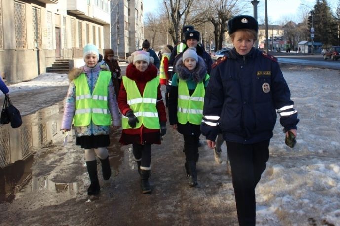 В Великих Луках в рамках акции «Шагающий автобус» подготовлен видеолекторий (ФОТО)