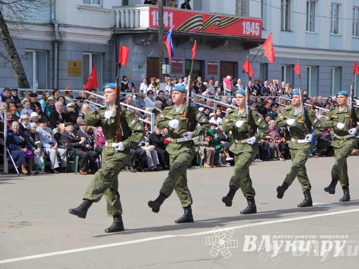 Парад Победы в Великих Луках (фото)