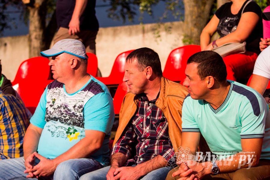 Матчи по футболу в рамках Первенства России проходят в Великих Луках (фото)