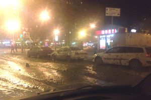 В Петербурге водитель самосвала залил цементом припаркованные автомобили и дорогу (фото)