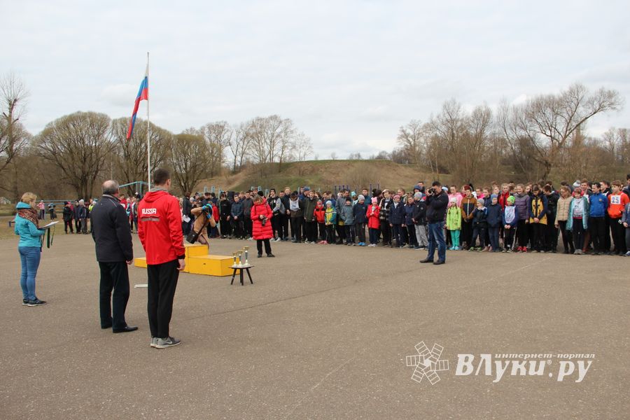 В Великих Луках прошёл легкоатлетический кросс (ФОТО)