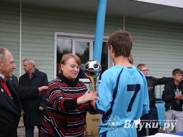 Награждение победителуй турнира по футболу памяти М.Ф. Хренова 