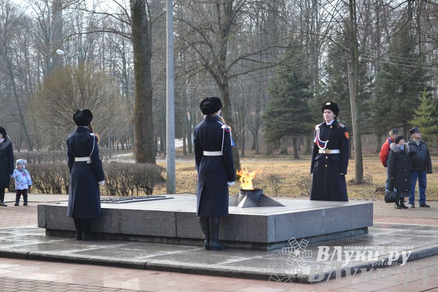 День защитника отечества в Великих Луках отметили памятным митингом и салютом