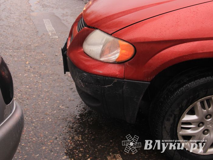 В Великих Луках белорусский Додж поцарапал местную Ауди (ФОТО)