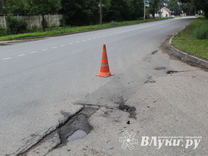 В Великих Луках начался ямочный ремонт на ул. Нелидовской (ФОТО)