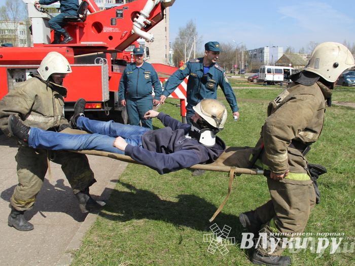 В Великих Луках прошли соревнования пожарных расчетов
