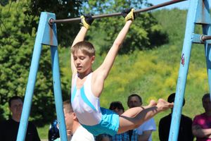 В Великих Луках состояли соревнования по подтягиванию на турнике (фото)