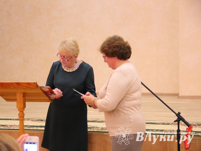 В Великих Луках ученики школы №13 поздравили своих педагогов (ФОТО)