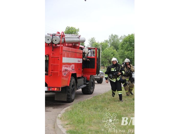 В Великих Луках прошли областные соревнования среди пожарных по спасению пострадавших