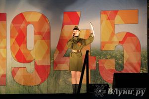 ​Праздничным концертом и салютом завершились празднования Дня Победы в Великих Луках (фото)