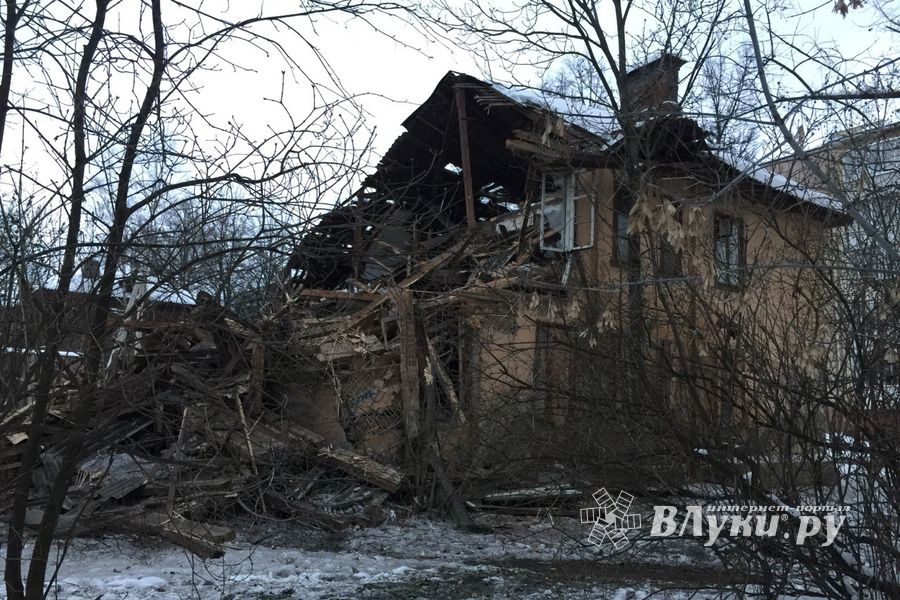 В Великих Луках сносят бараки (ФОТО)