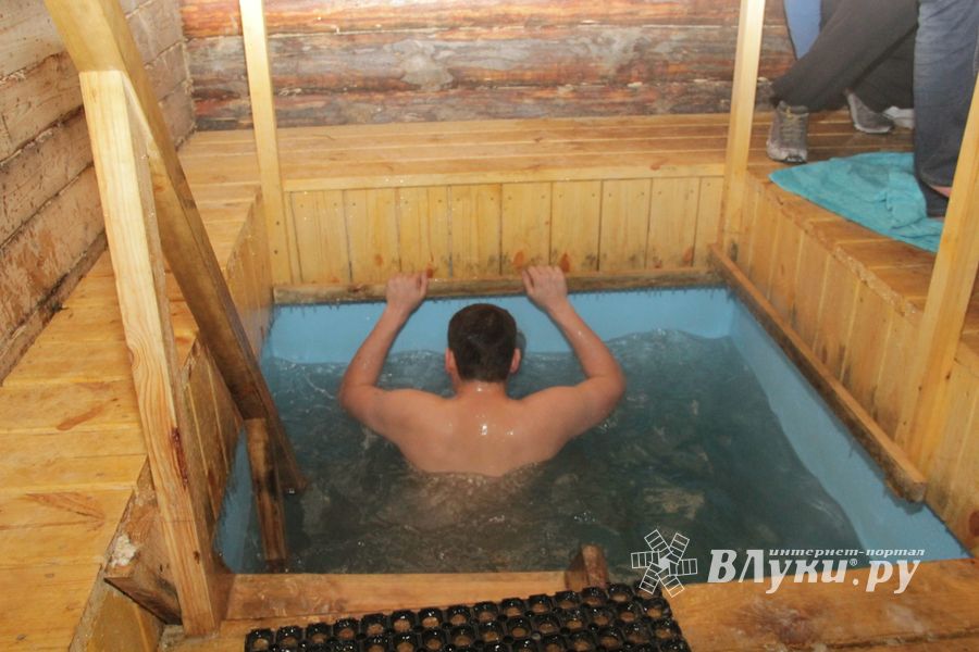 Крещенские омовения великолучан (фото)