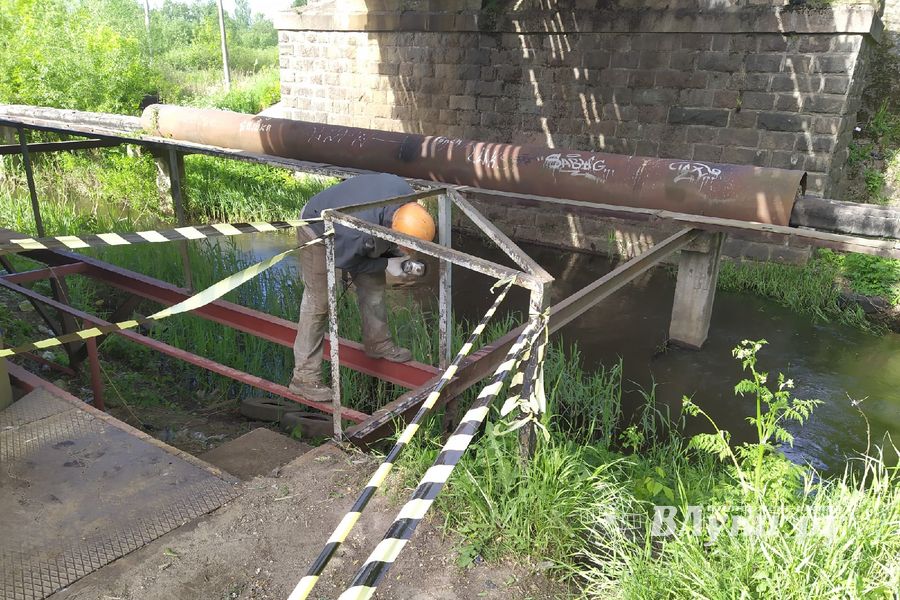 Мостик возле Лазавицкого переезда ремонтируют (ФОТО)