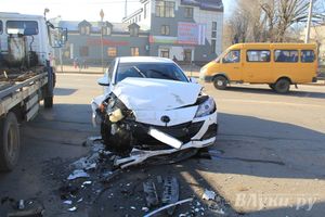 В Великих Луках столкнулись Мерседес и Мазда (фото)