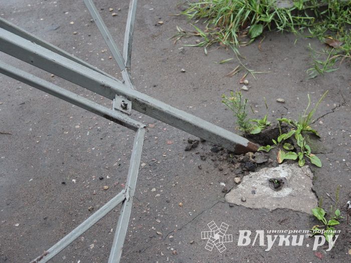 В Великих Луках автомобиль протаранил ограждение и «припарковался» на остановке (ФОТО)