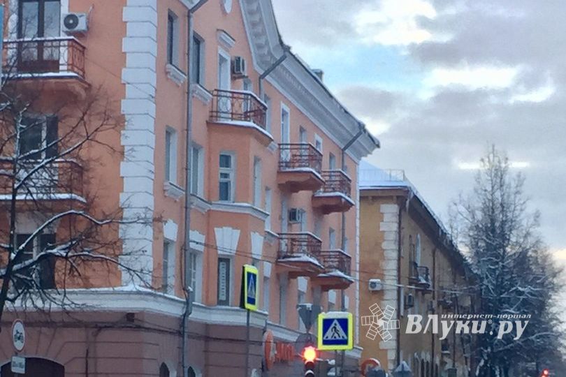 На улицы Великих Лук вышли снегоуборочные машины (ФОТО)