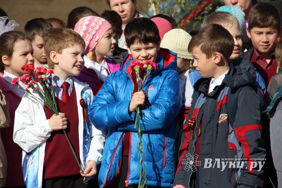 Ученики лицея №11 возложили цветы к могилам Братского кладбища (ФОТО)