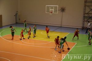 Интересный баскетбольный матч прошел в Великих Луках (фото)