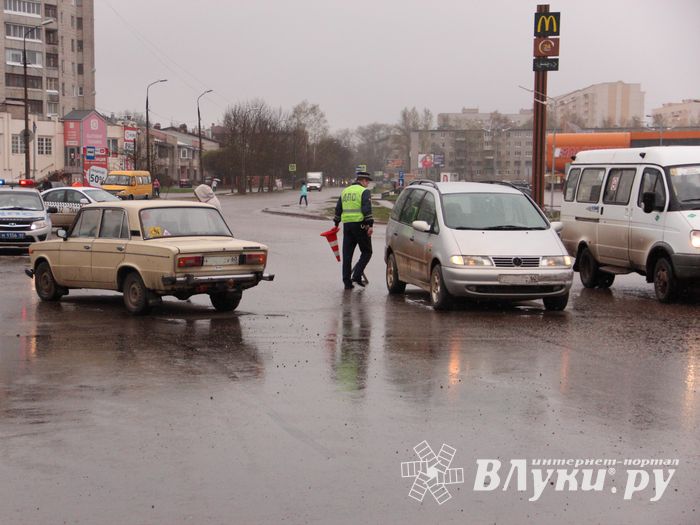 Ну не умеют в Великих Луках ездить по кольцу