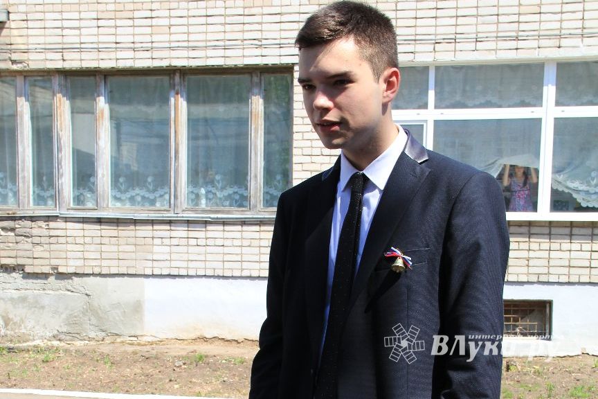 В Великих Луках прозвенели «Последние звонки»