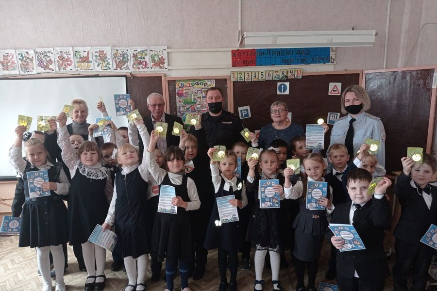 Учеников начальных классов Лычёвской школы посвятили в пешеходы (ФОТО)