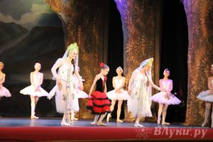 Московский театр «Корона Русского Балета» представил великолучанам балет «Лебединое озеро»