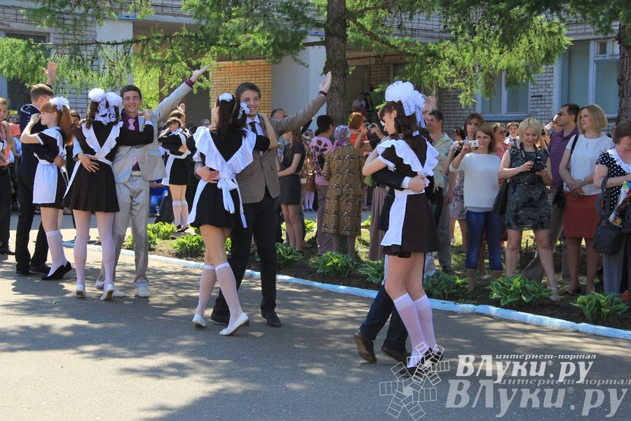 В Великих Луках прозвенели «Последние звонки»