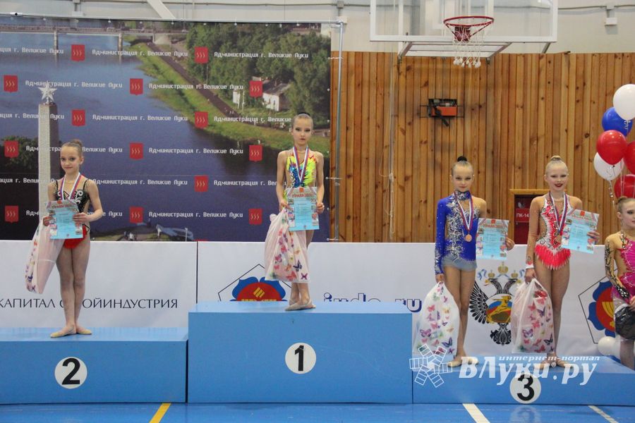 ​В Великих Луках прошли соревнования по художественной гимнастике (ФОТО)