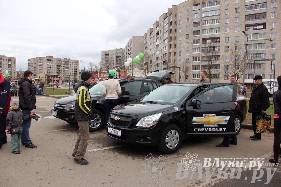 В Великих Луках прошла автомобильная ярмарка